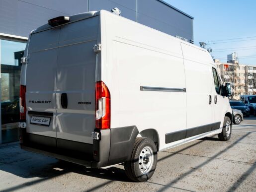 Peugeot Boxer Furgon 335 L3H2 2.2 BlueHDi 140 €6.4 MT6                   