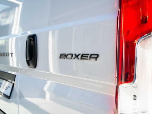 Peugeot Boxer Furgon 335 L3H2 2.2 BlueHDi 140 €6.4 MT6                   