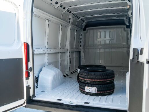 Peugeot Boxer Furgon 335 L3H2 2.2 BlueHDi 140 €6.4 MT6                   
