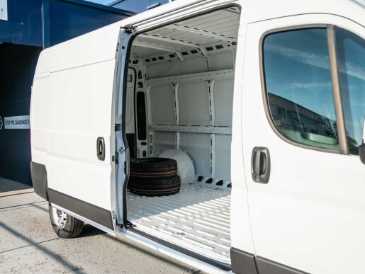 Peugeot Boxer Furgon 335 L3H2 2.2 BlueHDi 140 €6.4 MT6                   
