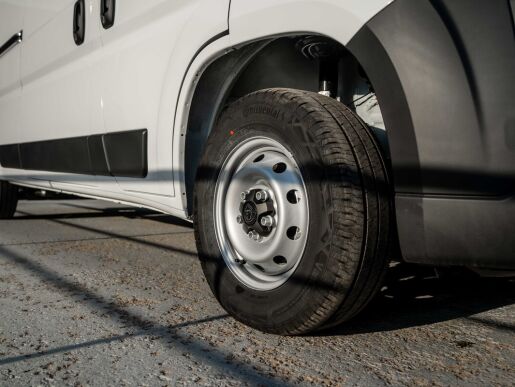 Peugeot Boxer Furgon 335 L3H2 2.2 BlueHDi 140 €6.4 MT6                   