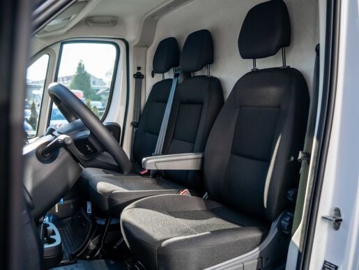 Peugeot Boxer Furgon 335 L3H2 2.2 BlueHDi 140 €6.4 MT6                   