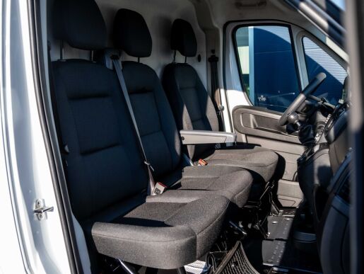 Peugeot Boxer Furgon 335 L3H2 2.2 BlueHDi 140 €6.4 MT6                   
