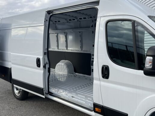 Peugeot Boxer 2.2 BlueHDi Furgon 335 L2H2 140k