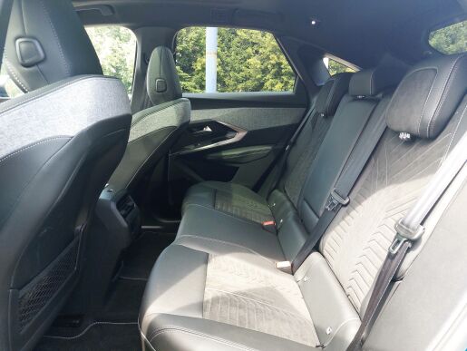 Peugeot 3008  3008 NEW E-3008 GT Electric 210k 73 kWh        