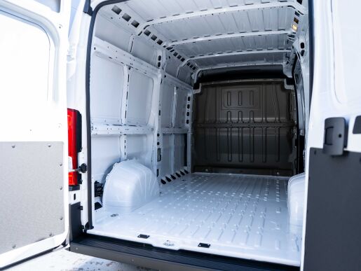 Peugeot Boxer  Furgon 335 L2H2 2.2 BlueHDi 140 €6.4 MT6