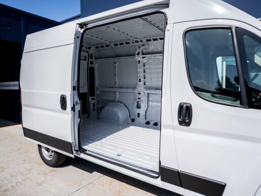Peugeot Boxer  Furgon 335 L2H2 2.2 BlueHDi 140 €6.4 MT6