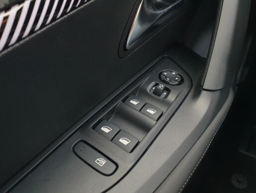 Peugeot 2008 E-2008 NEW ALLURE Electric 136k 50 kWh